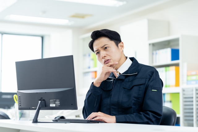 初めての展示会で困っている男性