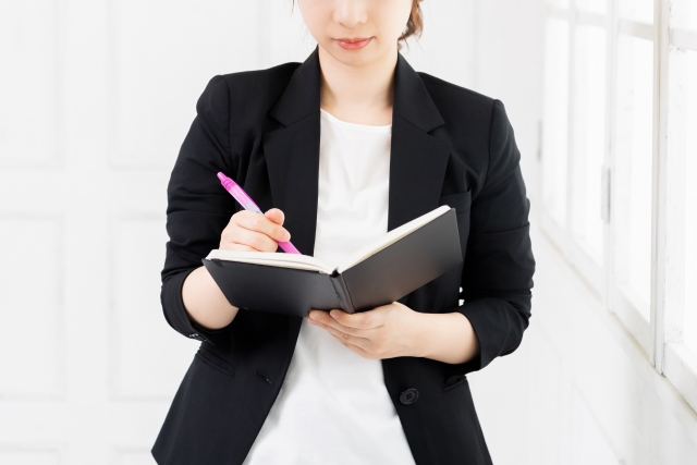 メモをとる女性社員